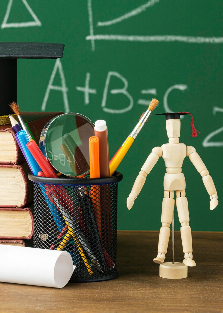vue-face-figurine-bois-capuchon-academique-livres_23-2148756618